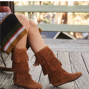 Minnetonka Festival season Triple-Fringe Suede Boots - Rust Brown